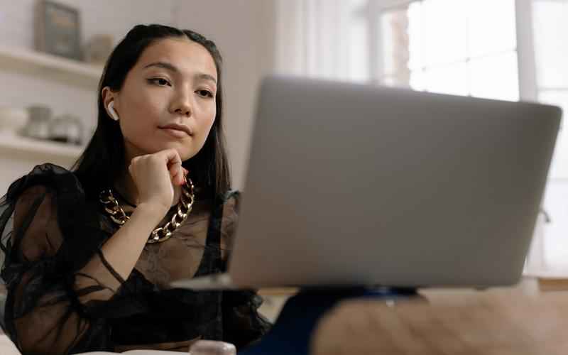 AI灵眸绘千景，妙笔生花添色姿